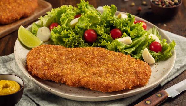 Plato argentino de receta de milanesa y ensalada