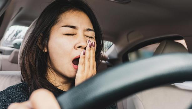 Una mujer bostezando, pensando en cómo dejar de procrastinar