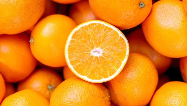 Propiedades de la naranja, frutas enteras y partida