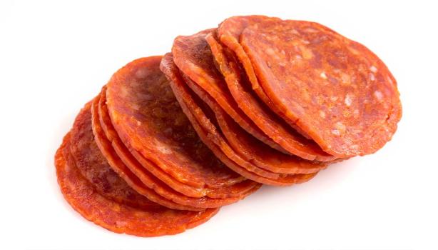 Salame o pepperoni en rodajas, uno de los embutidos más famosos en el mundo