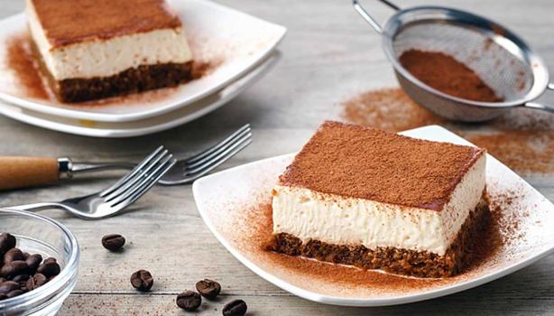 Tiramisú con café espolvoreado, uno de los postres fáciles y rápidos con pocos ingredientes que se pueden preparar