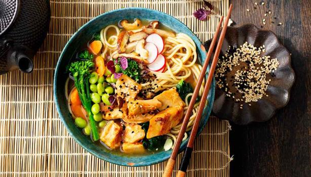 Plato con receta japonesa de sopa de miso