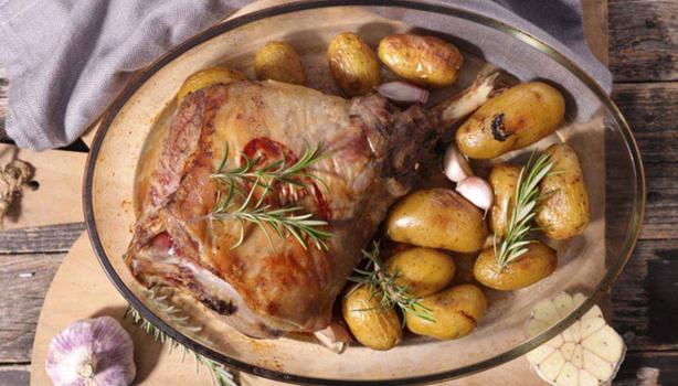 Cordero al horno con papas, romero y cebolla roja, una de las recetas más ricas y fáciles de preparar