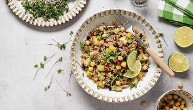 Ensalada de quinoa, limón y maíz, un plato frío en un fondo blanco