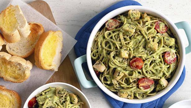 Pasta pesto con tomate cherry y queso, acompañado de pan tostado con mantequilla