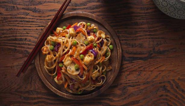 Plato con famosa receta tailandesa de Pad Thai