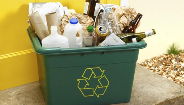 Manejo de los residuos en la cocina. Caja con botellas, vidrio y cartón