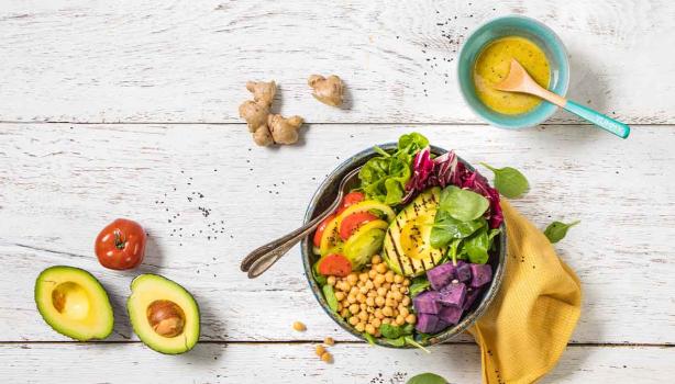 Plato con variedad de verduras y granos, receta de ensalada de palta