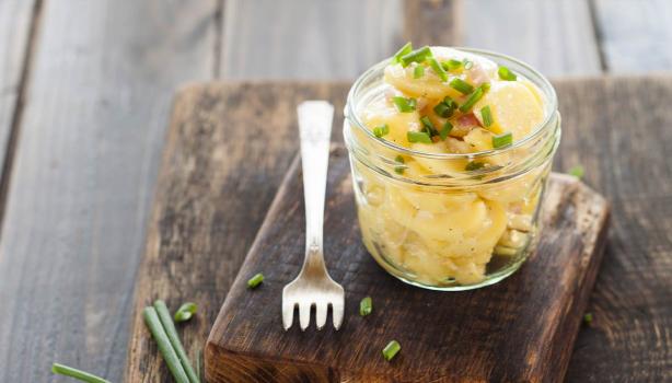 Ensalada de papa en vaso con cebolla de verdeo y salsa blanca