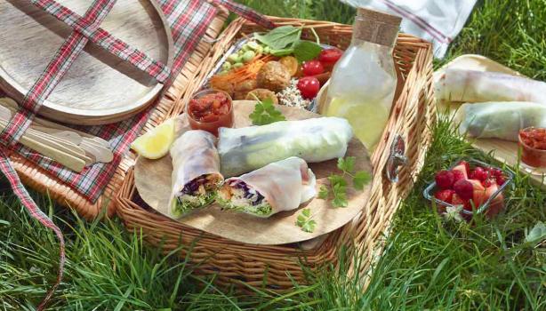 Picnic con alimentos envueltos en papel film 