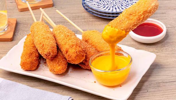 Siete corn dog y dos dips de salsas.