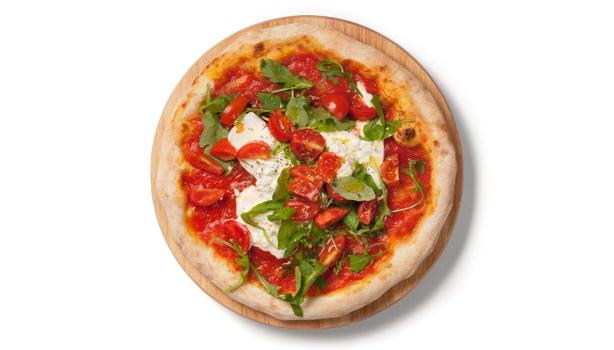 Focaccia italiana con pasta de tomate, queso burrata y rúcula encima, vista desde un plano cenital