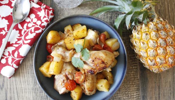 Plato de pollo al horno con trozos de ananá asado