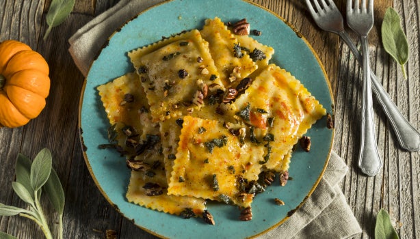 plato de sorrentinos en la mesa.