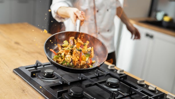 Chef preparando plato de cocina de autor con un salteado de vegetales