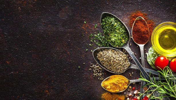 Variedad de especias y condimentos, incluyendo merken ahumado para sabor en platos