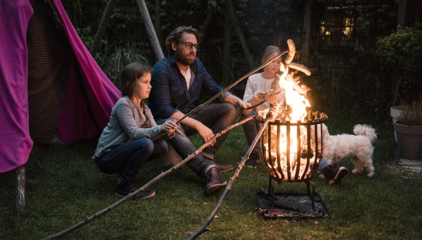 personas haciendo comida para un camping.