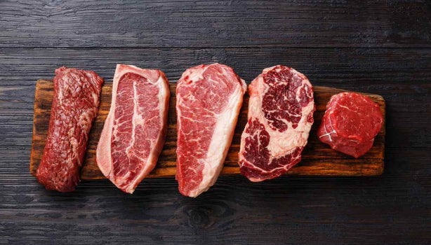 Corte de carne marucha en una mesa