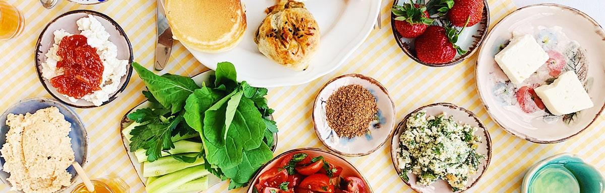 Mesa con diferentes preparaciones de desayuno