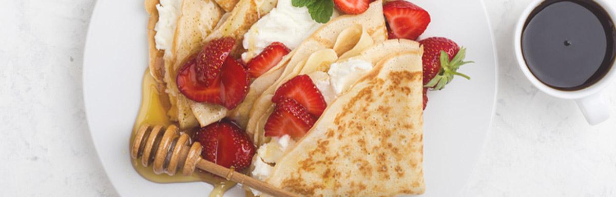 Desayuno crepe con frutillas y miel 