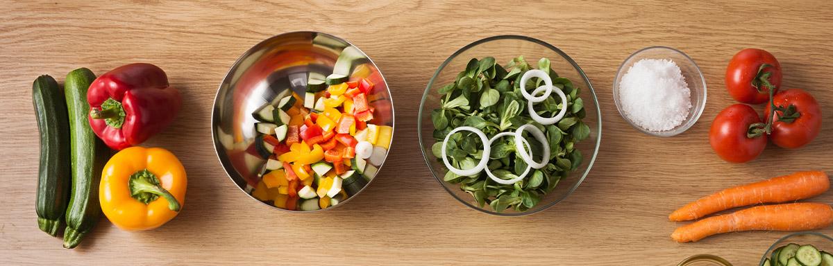 Varios ingredientes para armar una ensalada balanceada 
