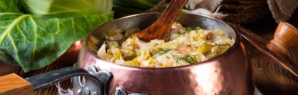 Olla con sopa y cuchara de palo 