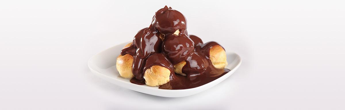 Profiteroles con salsa casera de chocolate 