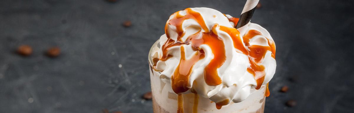 Frapuccino de caramelo con crema batida. 