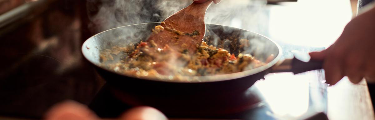 Cocinar en sartén y quitar grasa de la cocina 