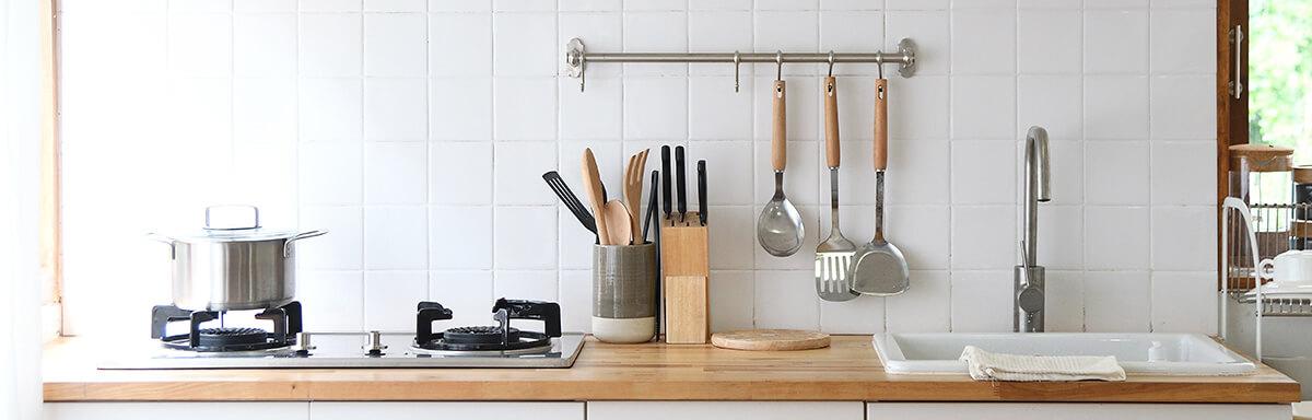 Cocina organizada con porta utensilios 