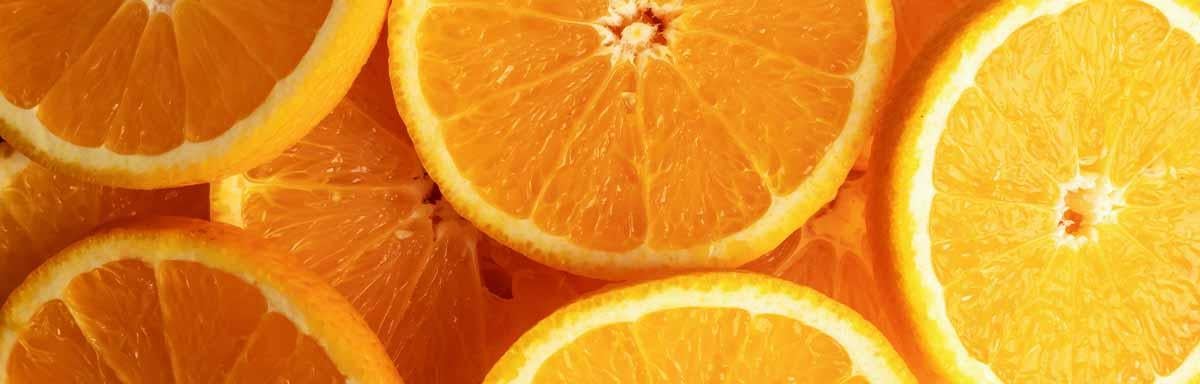  Rodajas de naranja, un alimento agrio o ácido, con una cáscara amarga. 