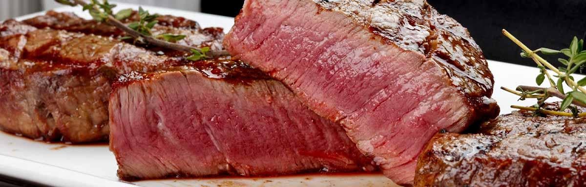 Trozos de carnes maduradas después de ser cocinados. 