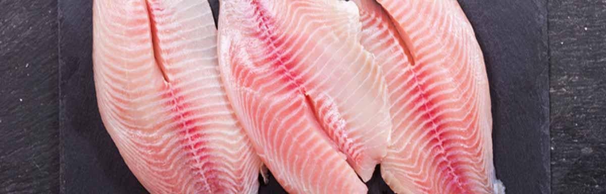  Filetes cortados y preparados para cocinar un pescado. 
