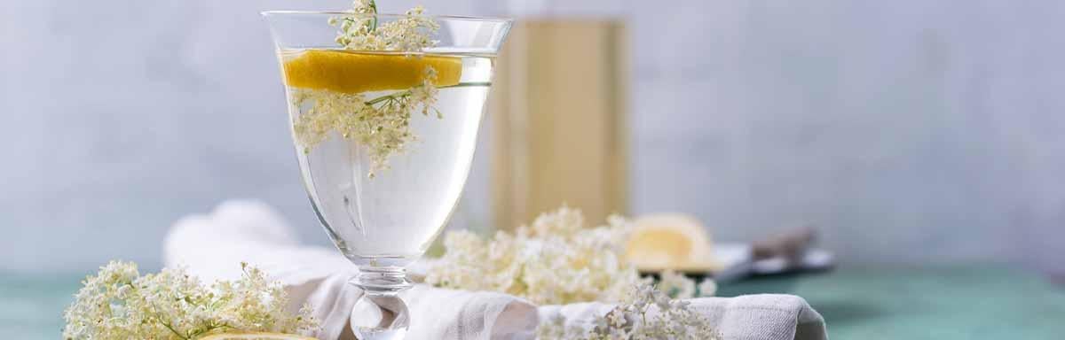 Flor de saúco, una de las flores comestibles, en una infusión con limón. 