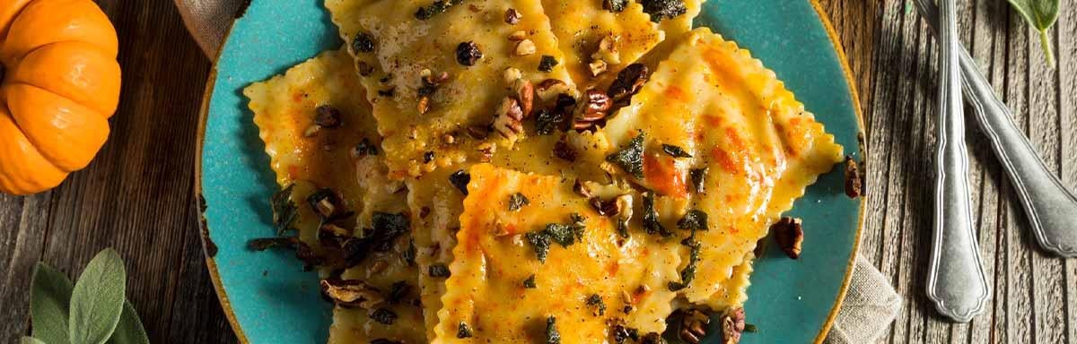 Un plato de ravioles, el tipo de pasta rellena más popular. 