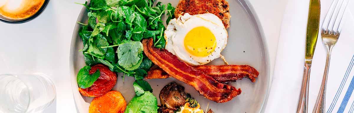 Plato de comida de brunch 