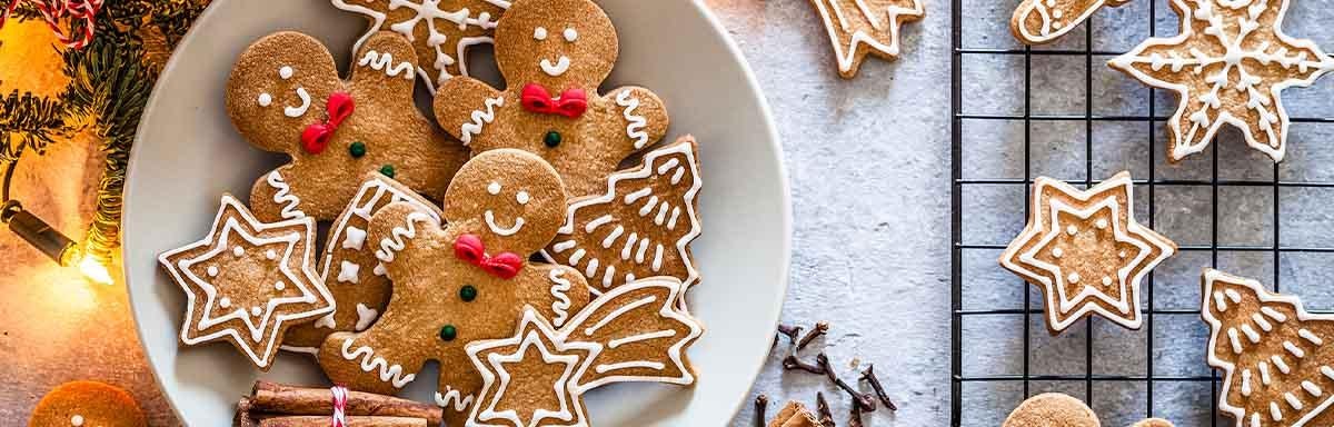 Galletitas navideñas en formas de estrellas, árboles y muñecos. 
