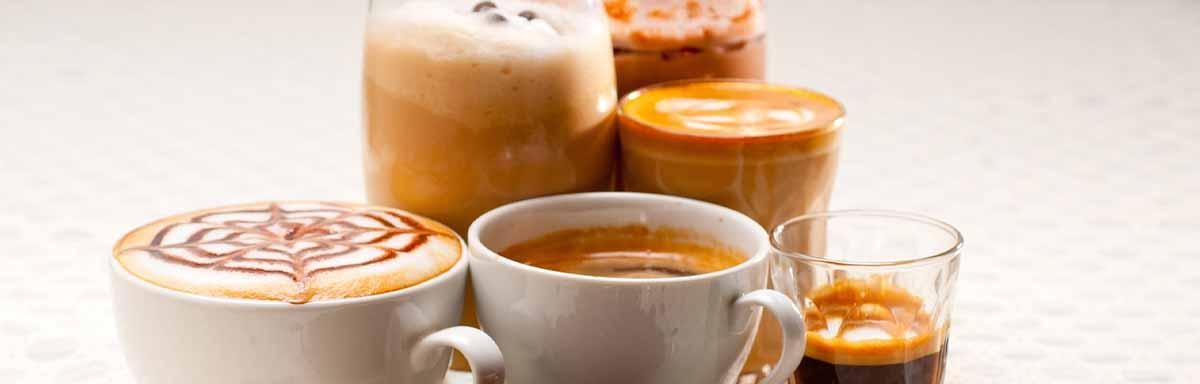 Tazas con varios tipos de café  