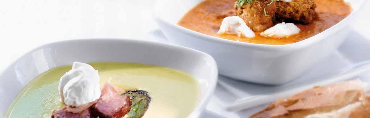  Dos tipos de sopas, acompañadas de pan. 