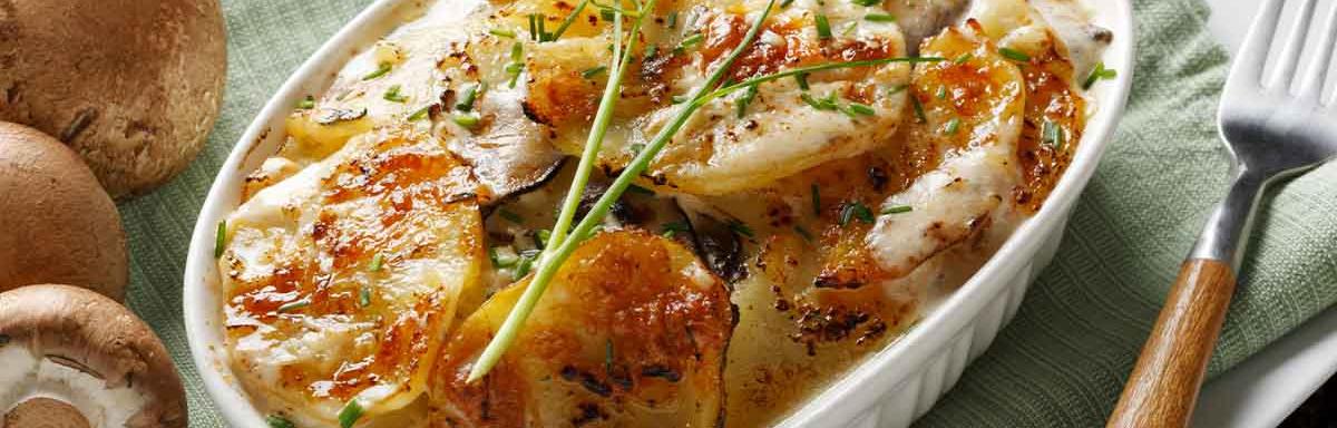 Una forma deliciosa de cocinar papas es gratinadas y al horno. 