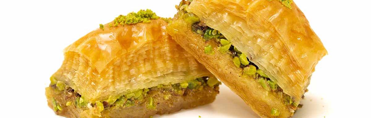 Un pastel de pistachos con hojaldre. 