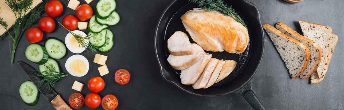 El pollo a la plancha es una de las preparaciones más comunes.