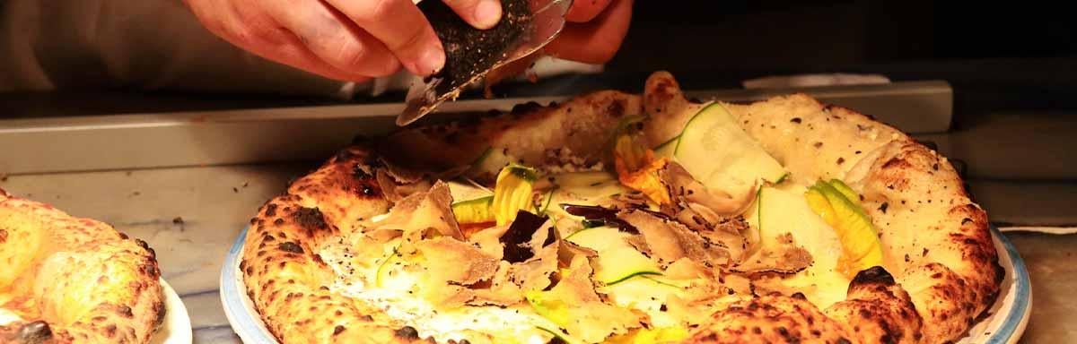  Hay tipos de pizzas que se caracterizan por tener una masa más gruesa. 