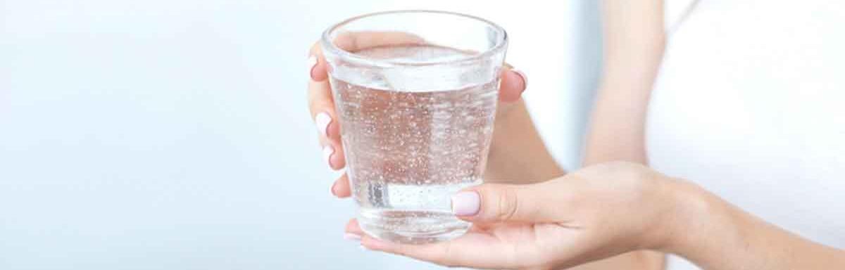 Tomar agua durante el día ayuda a mantener tu organismo hidratado. 