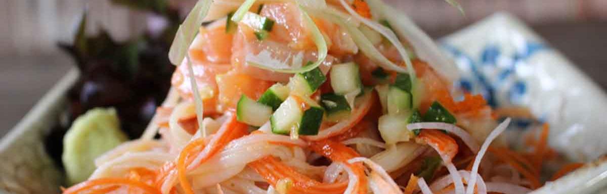 El ceviche es un plato típico peruano muy popular. 