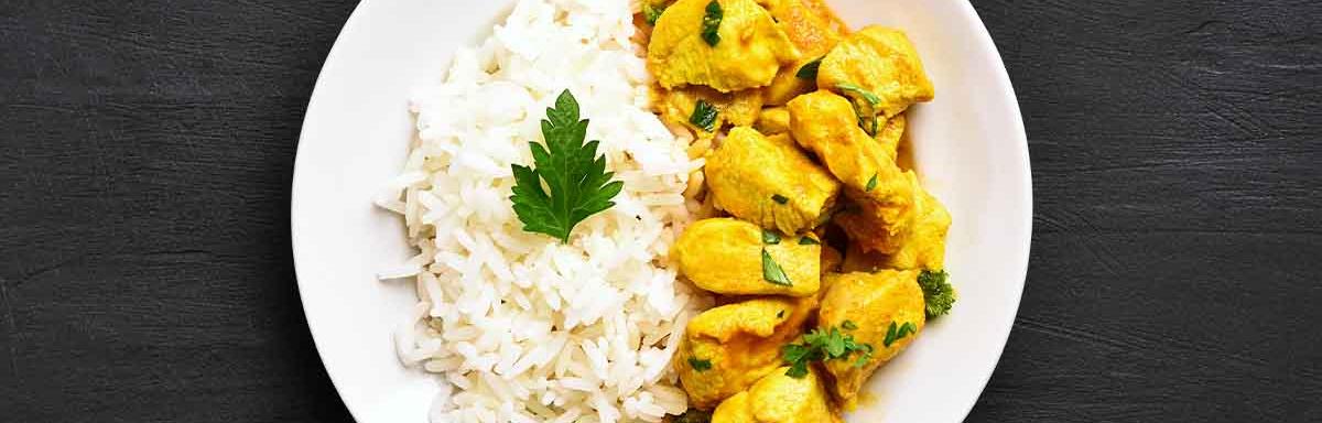 El pollo es una de las carnes que más se usan en los diferentes tipos de curry. 
