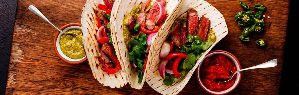 Tacos mexicanos con salsas para compartir 
