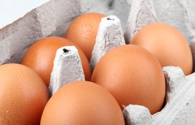 Huevos en cubeta de cartón Huevos en cubeta de cartón