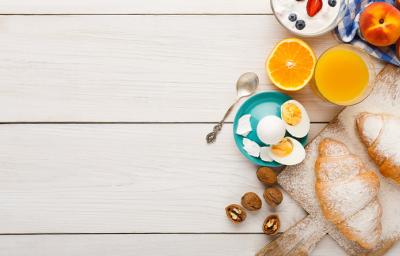 Desayuno continental con fruta, huevo y pan Desayuno continental con fruta, huevo y pan