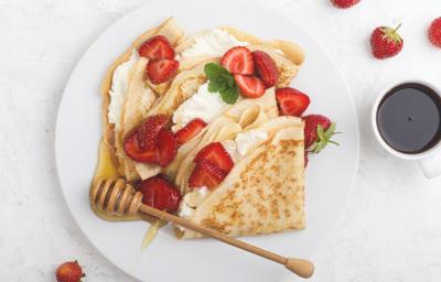 Desayuno crepe con frutillas y miel Desayuno crepe con frutillas y miel